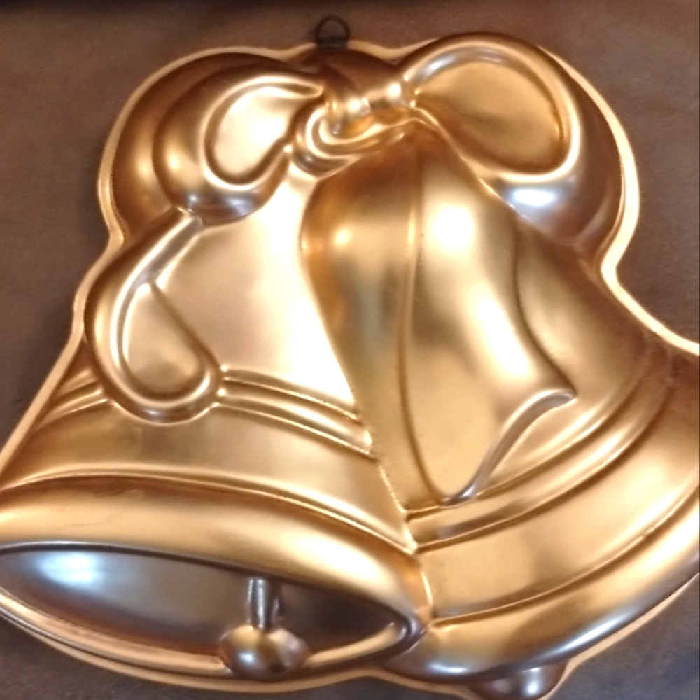 Antique cake pan. Or buy all 3 for 60